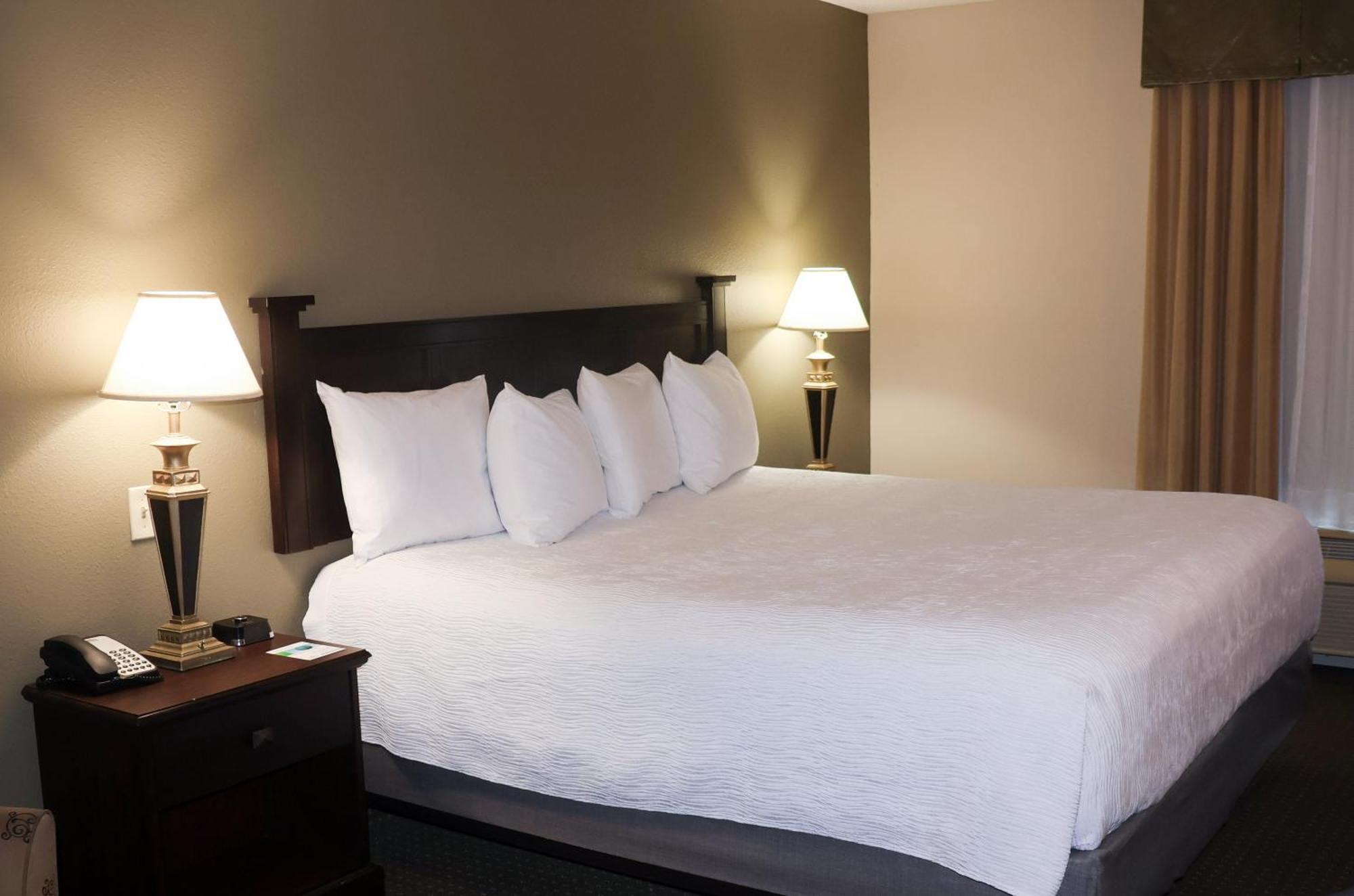 Wingate By Wyndham Peoria - Complimentary Area Shuttle Hotel Exterior photo