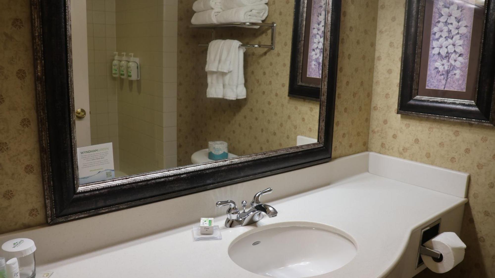 Wingate By Wyndham Peoria - Complimentary Area Shuttle Hotel Exterior photo