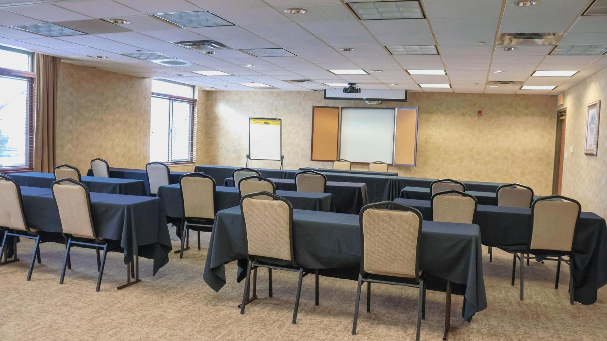 Wingate By Wyndham Peoria - Complimentary Area Shuttle Hotel Exterior photo